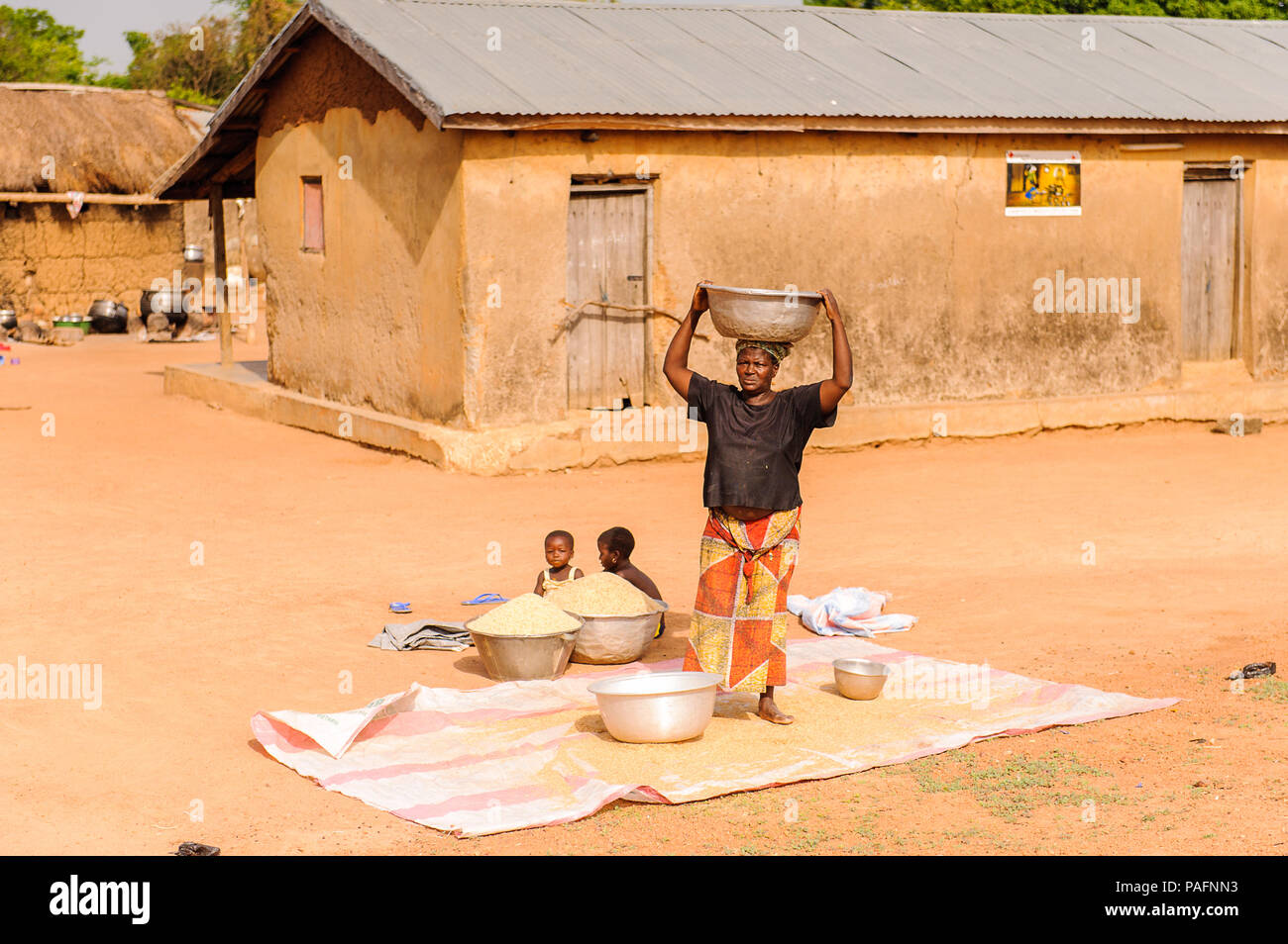 Kara Togo Marzo 7 2012 Non Identificato Donna Togolese Porta Il Cibo Sulla Sua Testa In Togo Mar 7 2012 Persone In Togo Soffrono Di Poverta A Causa Unsta Foto Stock Alamy