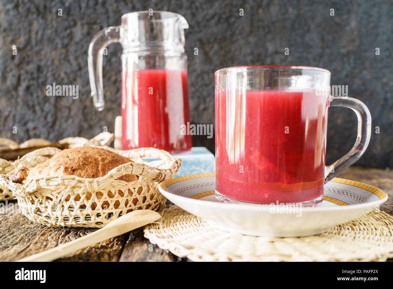 Il pane di mais con viola del mais in un ambiente rustico Foto Stock