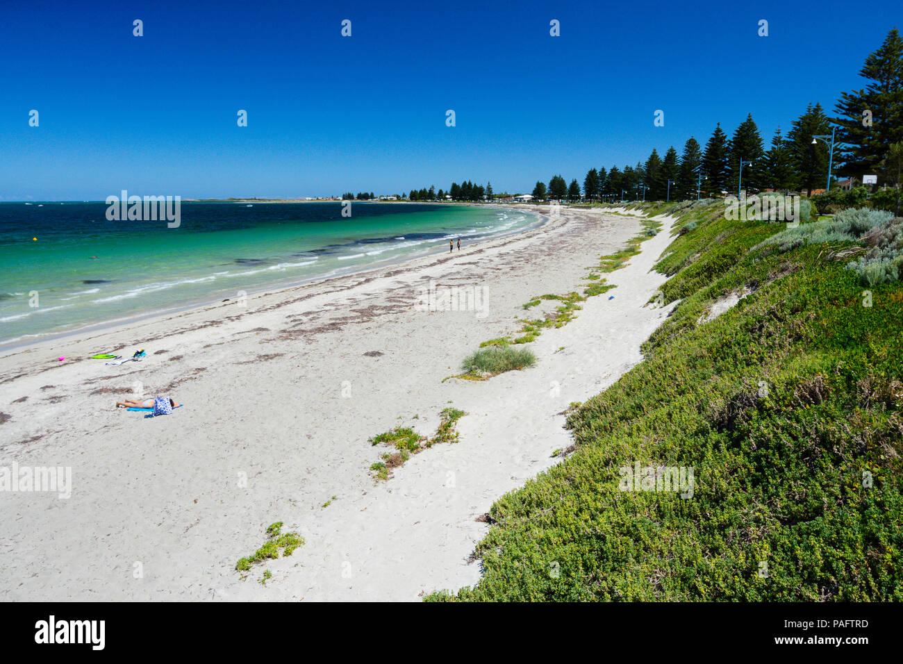 La sicurezza della baia con spiaggia di sabbia bianca, acque cristalline e vegetazione costiera, Shoalwater Bay Rockingham Australia Occidentale Foto Stock