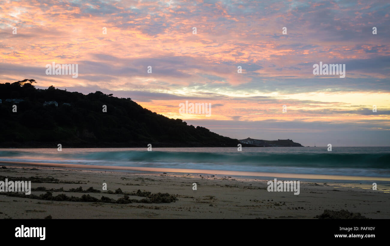 Corbis Bay, inglese tramonto sul mare, serata estiva, cielo incandescente rosa e arancione Foto Stock