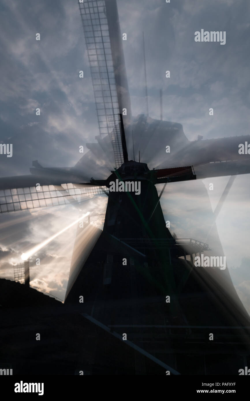 Mulini a vento olandese al summer tramonto a Zaanse Schans, Paesi Bassi Foto Stock