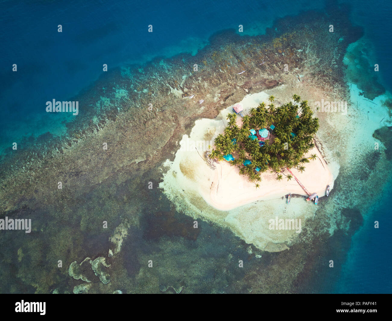 Isola di Corallo in blu dei Caraibi acqua di mare Foto Stock