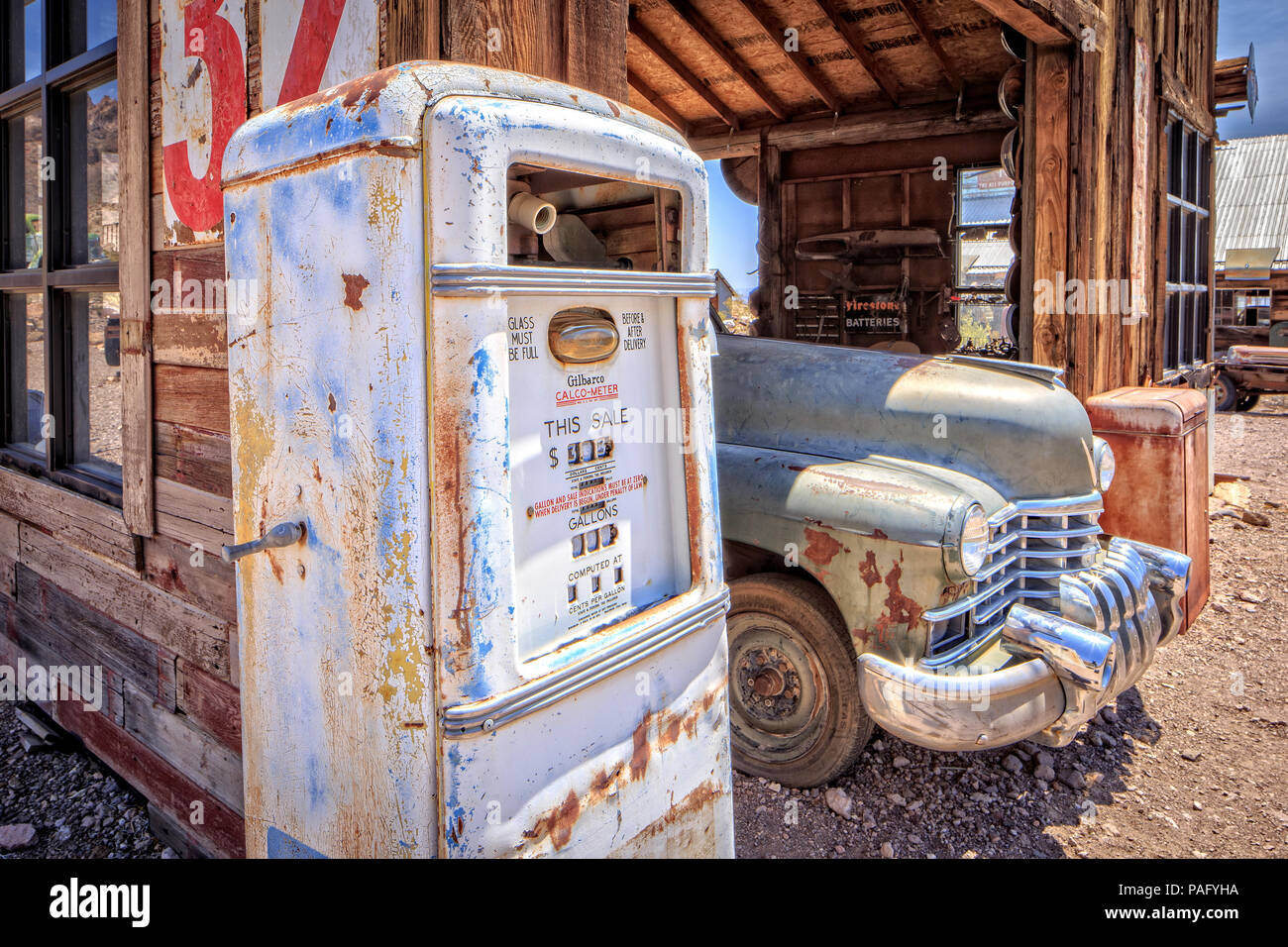 Reliquia di una vecchia stazione di gas nel mezzo del deserto del Nevada. Foto Stock