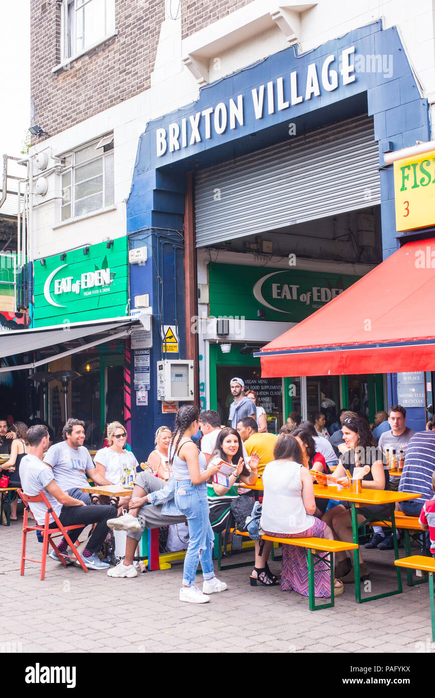 Brixton, London, Regno Unito - Giugno 2018: persone mangiare alla Brixton Village market, una comunità multiculturale di mercato con negozi indipendenti e resta etnica Foto Stock