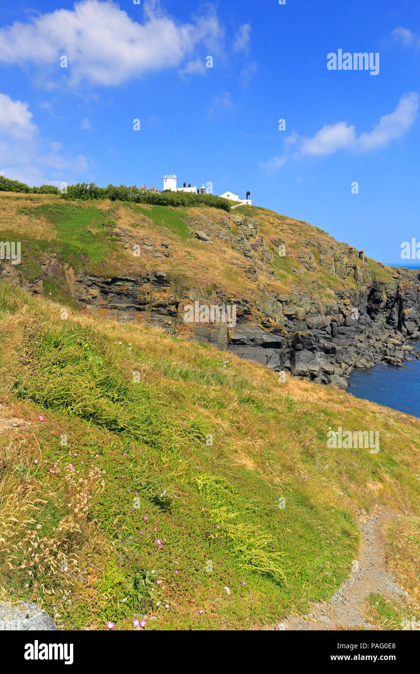 Lizard Faro sulla Lizard Point da South West Coast Path, Cornwall, Inghilterra, Regno Unito. Foto Stock