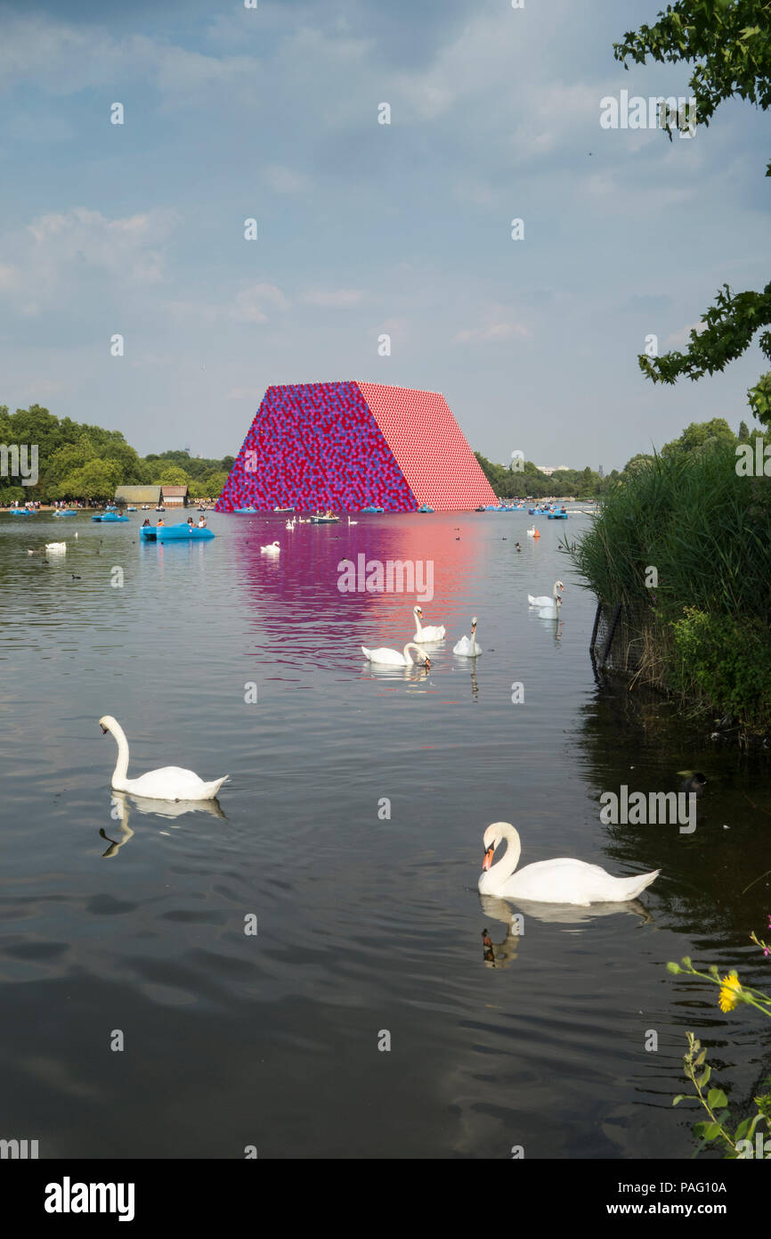 Cigni circondano Christo e Jeanne-Claude della scultura temporanea la Mastaba di Londra sulla serpentina, Hyde Park, London, Regno Unito Foto Stock