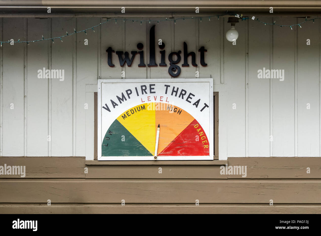 Vampiro minaccia segno bordo relativi alla famosa Twilight Saga di Stephenie Meyer, Mora, vicino a forche, Penisola Olimpica, WA, Stati Uniti d'America. Foto Stock