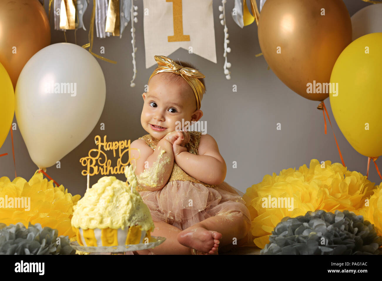 La prima torta baby. Ritratto di un bambino. Torta Smash Foto Stock