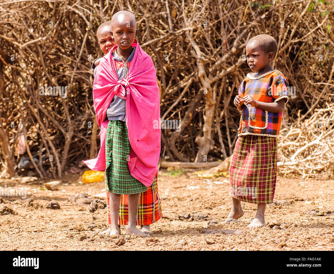 AMBOSELI, KENYA - 10 ottobre 2009: Unidentified Massai donna e bambini indossare tribali vestiti tipici in Kenya, Ott 10, 2009. Massai le persone sono un Foto Stock