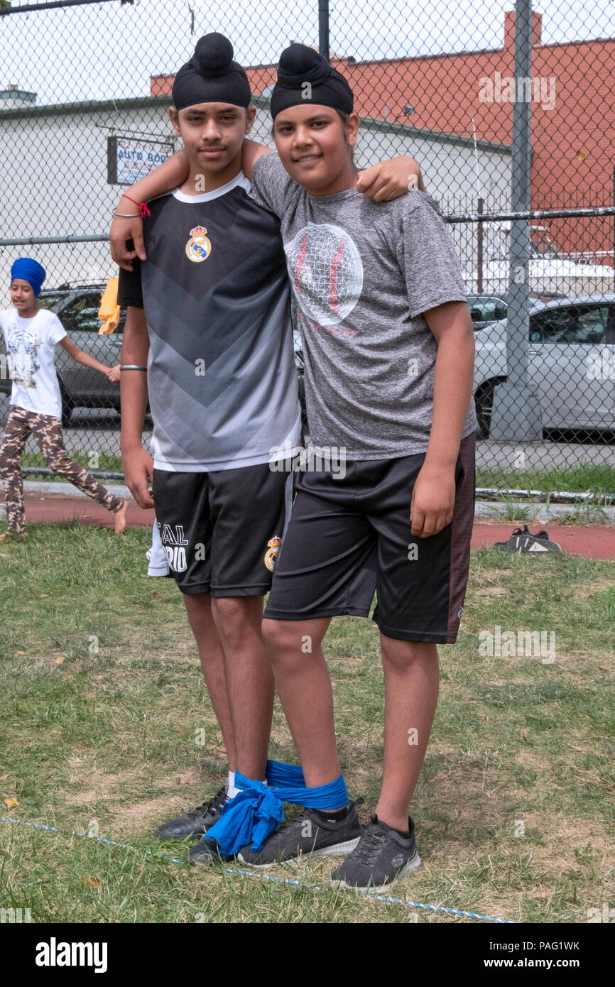 Poste ritratto di due ragazzi che erano soci in tre zampe in gara i sikh Gurmat giochi a Smokey Park nel Sud di Richmond Hill, Queens, a New York. Foto Stock