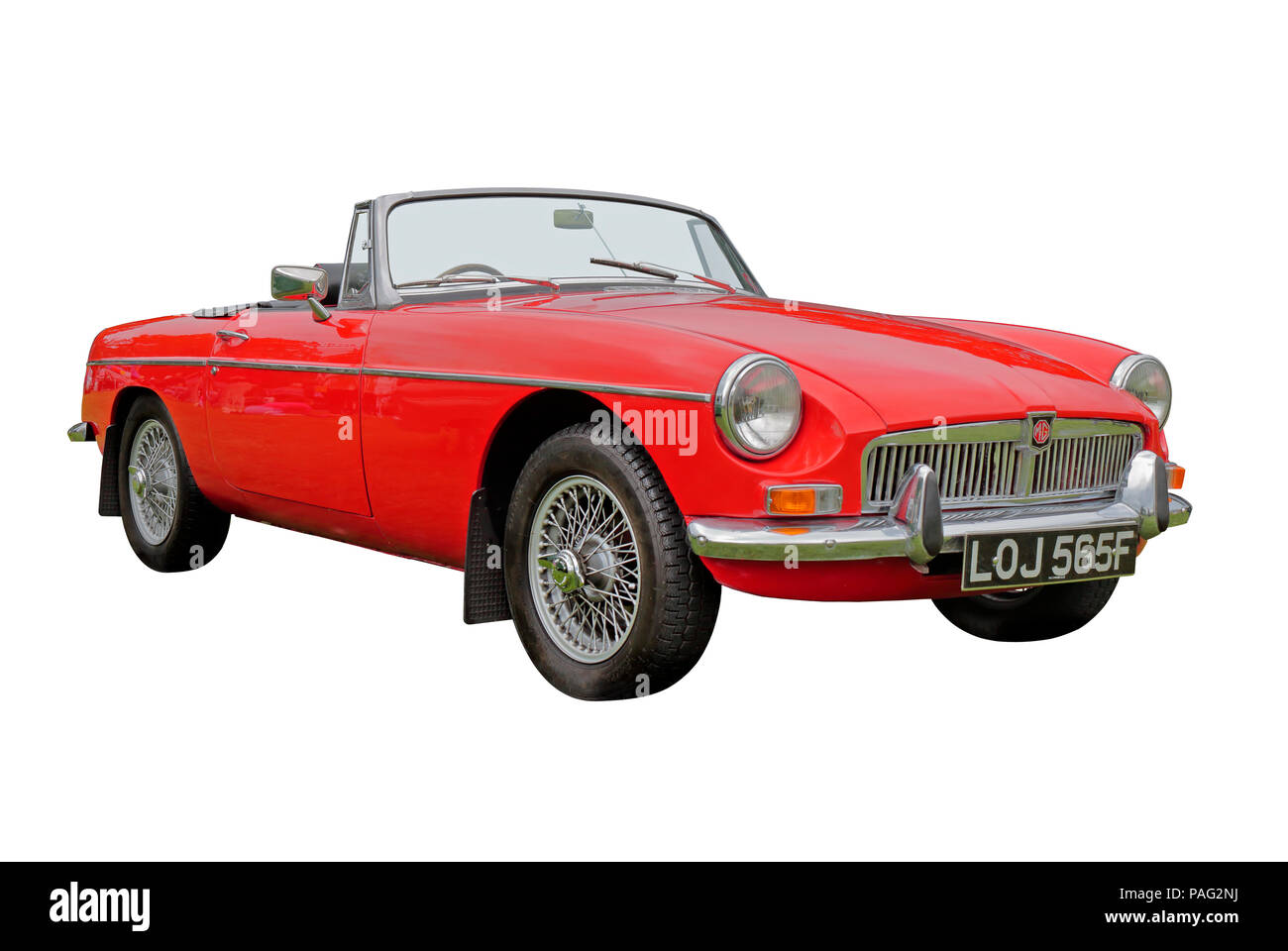 Red 1967 MGB Roadster isolato su uno sfondo bianco Foto Stock