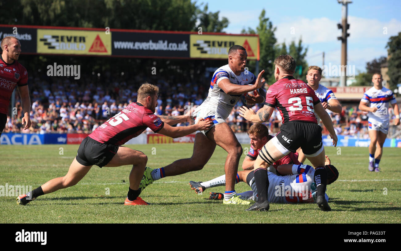 Wakefield Trinity Wildcats Reece Lyne in azione come egli attacca lo scafo FC provare la linea durante il Betfred Super League match al Belle Vue Stadium, Wakefield. Foto Stock