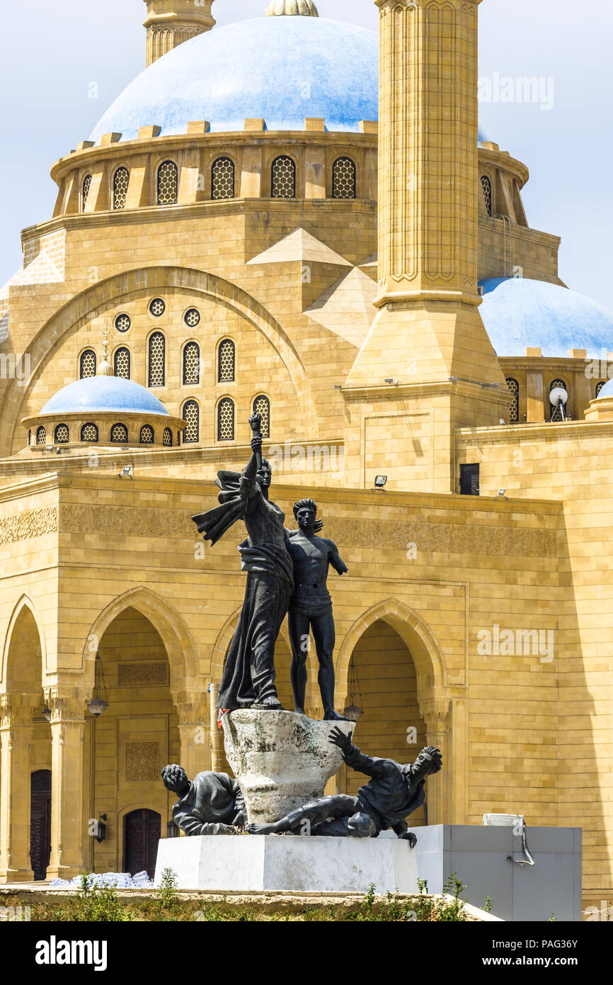 Il monumento a forma di proiettile che commemora i martiri eseguiti dalla moschea ottomana e Mohammad al-Amin, Piazza dei Martiri, Beirut, Libano Foto Stock