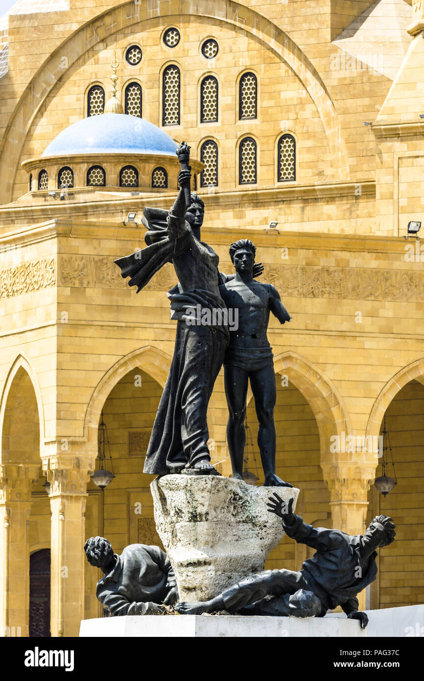 Il monumento a forma di proiettile che commemora i martiri eseguiti dalla moschea ottomana e Mohammad al-Amin, Piazza dei Martiri, Beirut, Libano Foto Stock