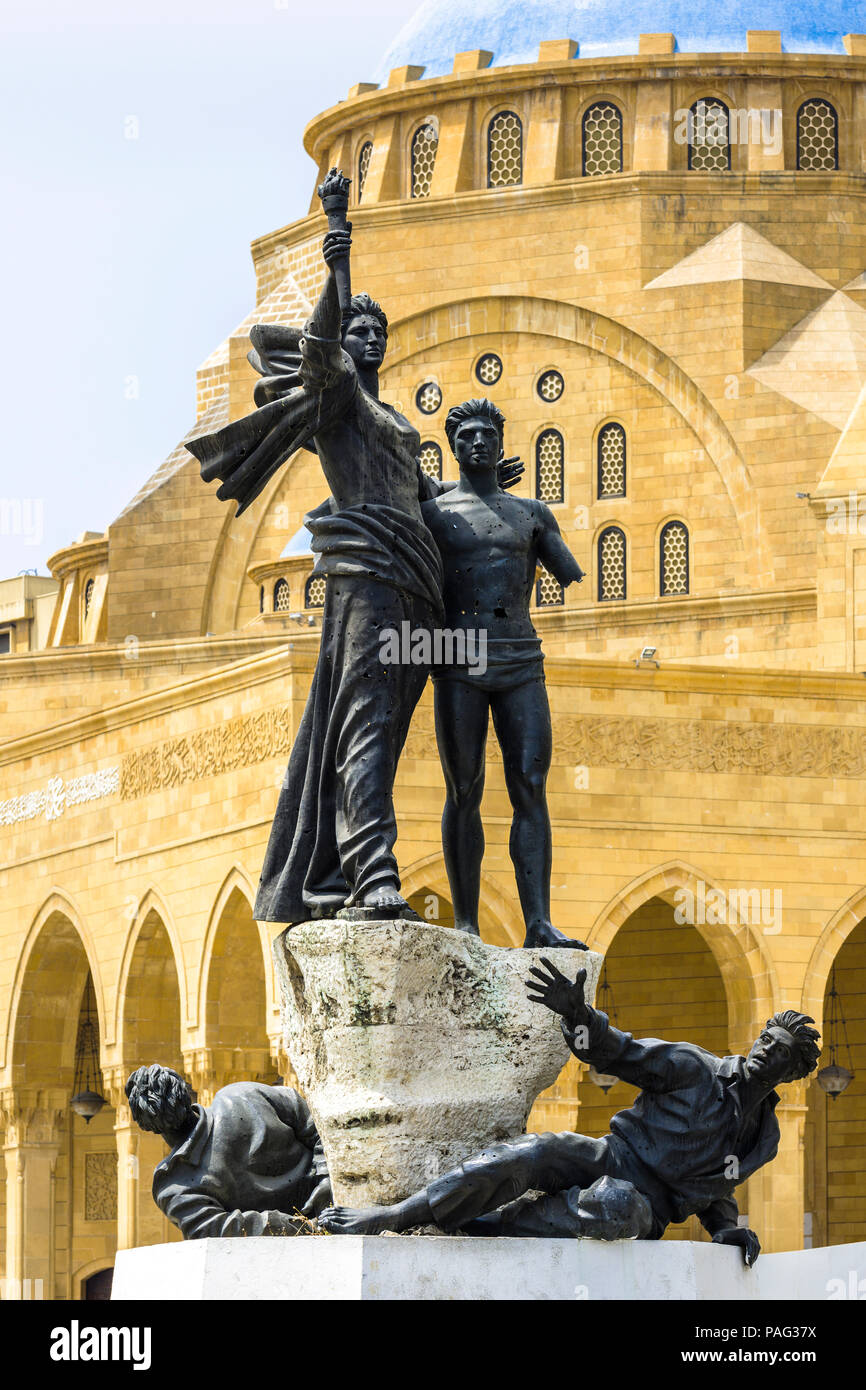 Il monumento a forma di proiettile che commemora i martiri eseguiti dalla moschea ottomana e Mohammad al-Amin, Piazza dei Martiri, Beirut, Libano Foto Stock