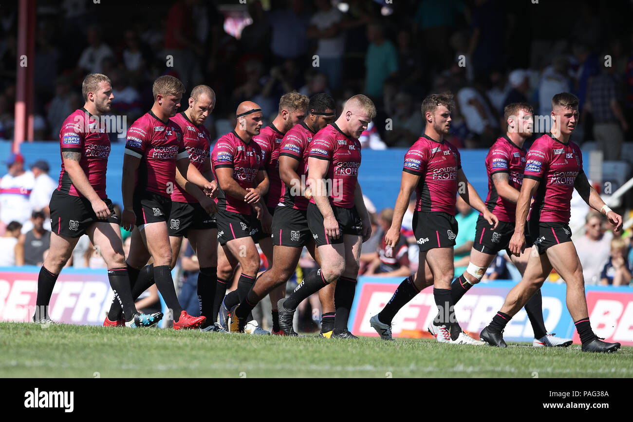 Hull FC i giocatori mostrano le loro deiezioni a metà tempo come essi a piedi off 38-0 verso il basso contro la Wakefield Trinity Wildcats per poi perdere la partita 72-10 durante il Betfred Super League match al Belle Vue Stadium, Wakefield. Foto Stock