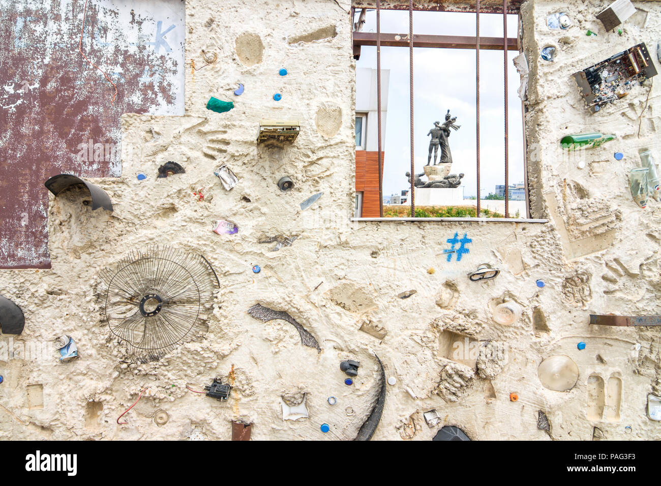 Dei martiri monumento e installazione di arte muro di cemento pieno di spazzatura nel la piazza dei Martiri, Beirut Central District, downtown, Libano Foto Stock