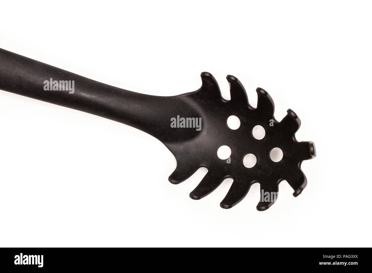 Un intero utensile da cucina in plastica nera in nylon cucchiaio spaghetti flatlay isolato su bianco Foto Stock
