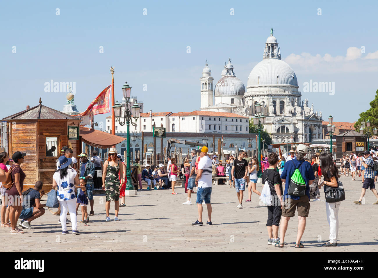I turisti su Riva degli Schiavonni davanti alla Basilica di Santa Maria della Salute in Piazetta San Marco, San Marco, Venezia, Veneto, Italia Foto Stock