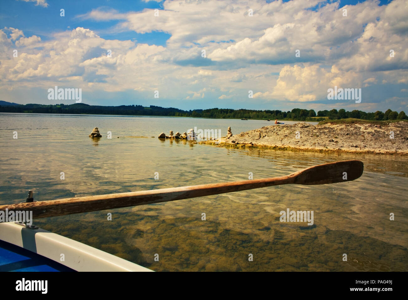 Padling su un lago bavarese in un caldo pomeriggio estivo Foto Stock