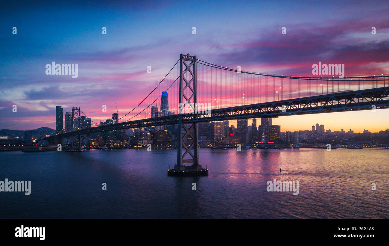 Aerial Cityscape vista di San Francisco e il Ponte della Baia con tramonto colorato, CALIFORNIA, STATI UNITI D'AMERICA Foto Stock