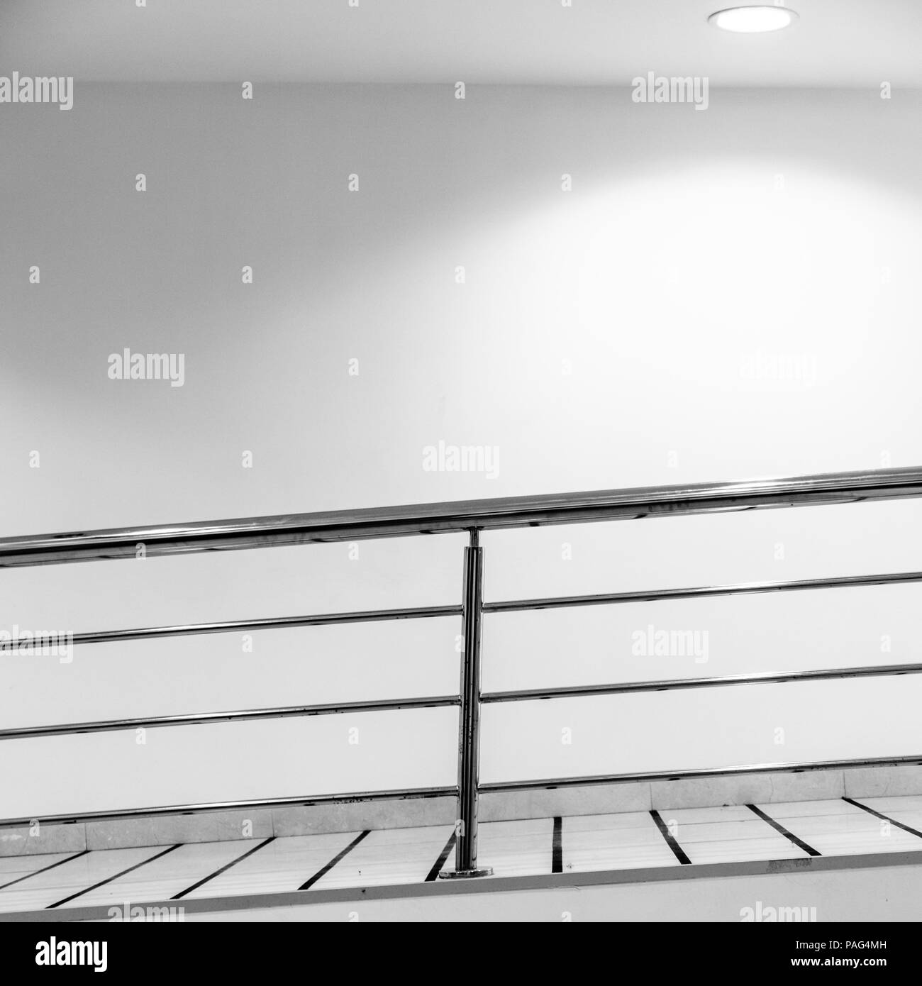 Dettagli architettonici di un camminatoio nell'edificio degli uffici Foto Stock