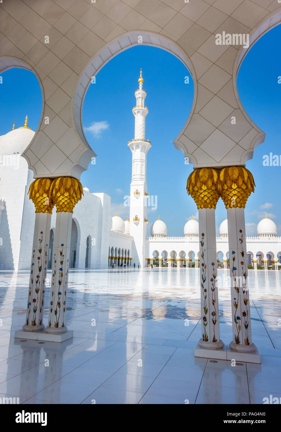 Vista di uno dei minareti di Sheikh Zayed grande moschea da un colonnato Foto Stock