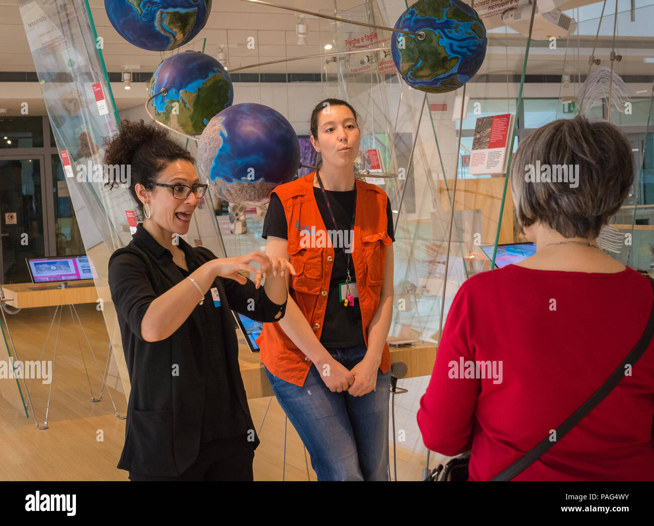 La guida del museo parla con il linguaggio dei segni per non udenti gli utenti del Museo della Scienza di Trento - MuSe - Trentino Alto Adige, Italia. Foto Stock