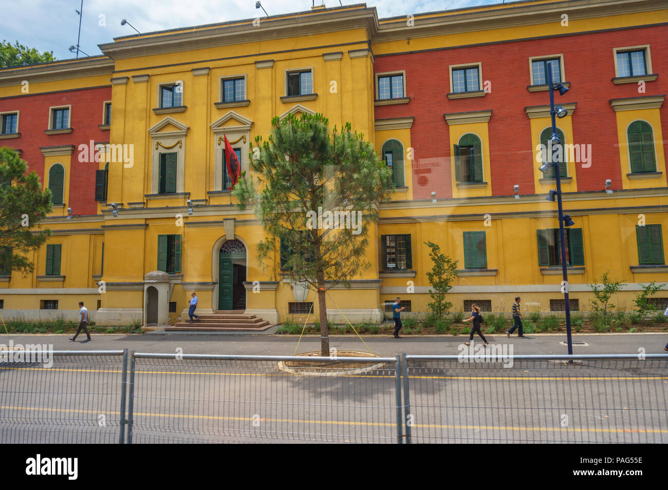 Tradizionale architettura edifici colorati nel centro della città di Tirana, Albania. Tirana, la capitale dell'Albania, Europa sud-orientale Foto Stock