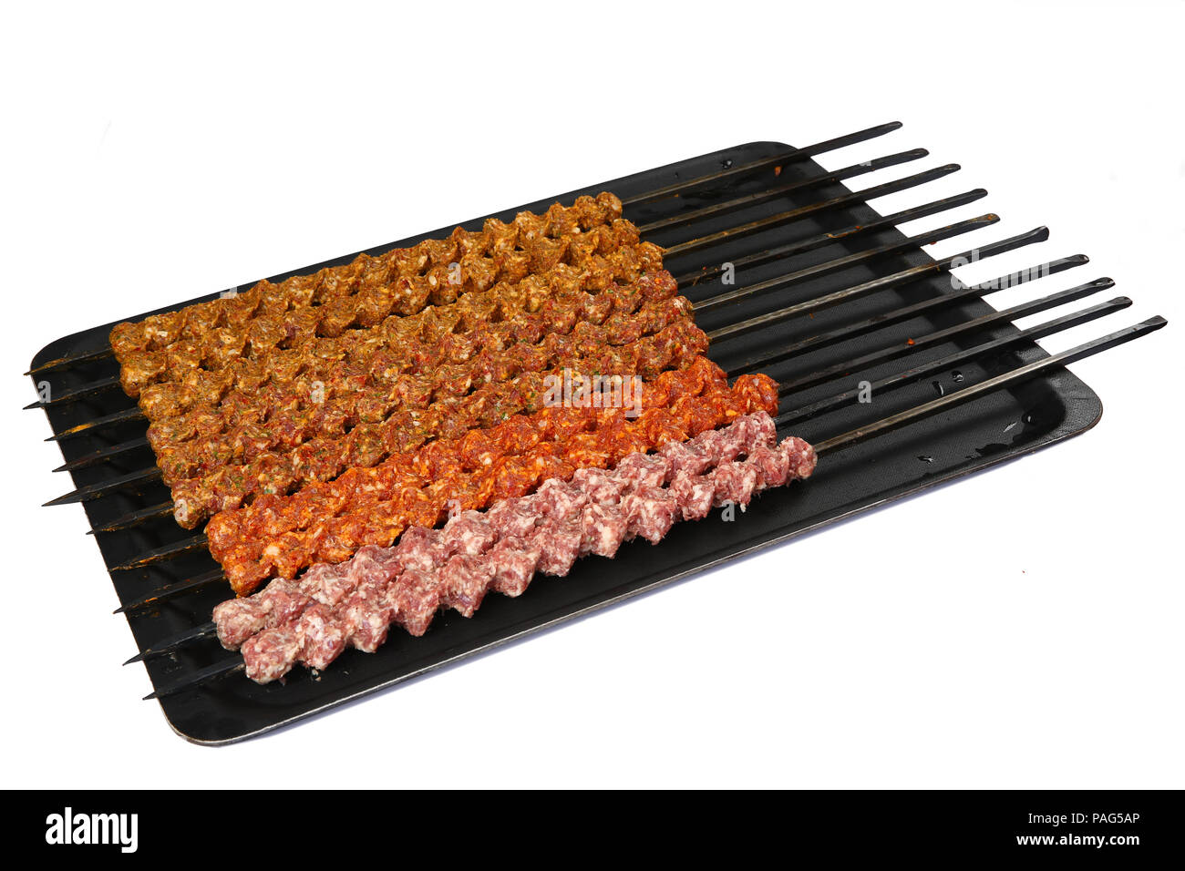 Materie shish kebab su sfondo bianco - spiedino di carne Foto Stock