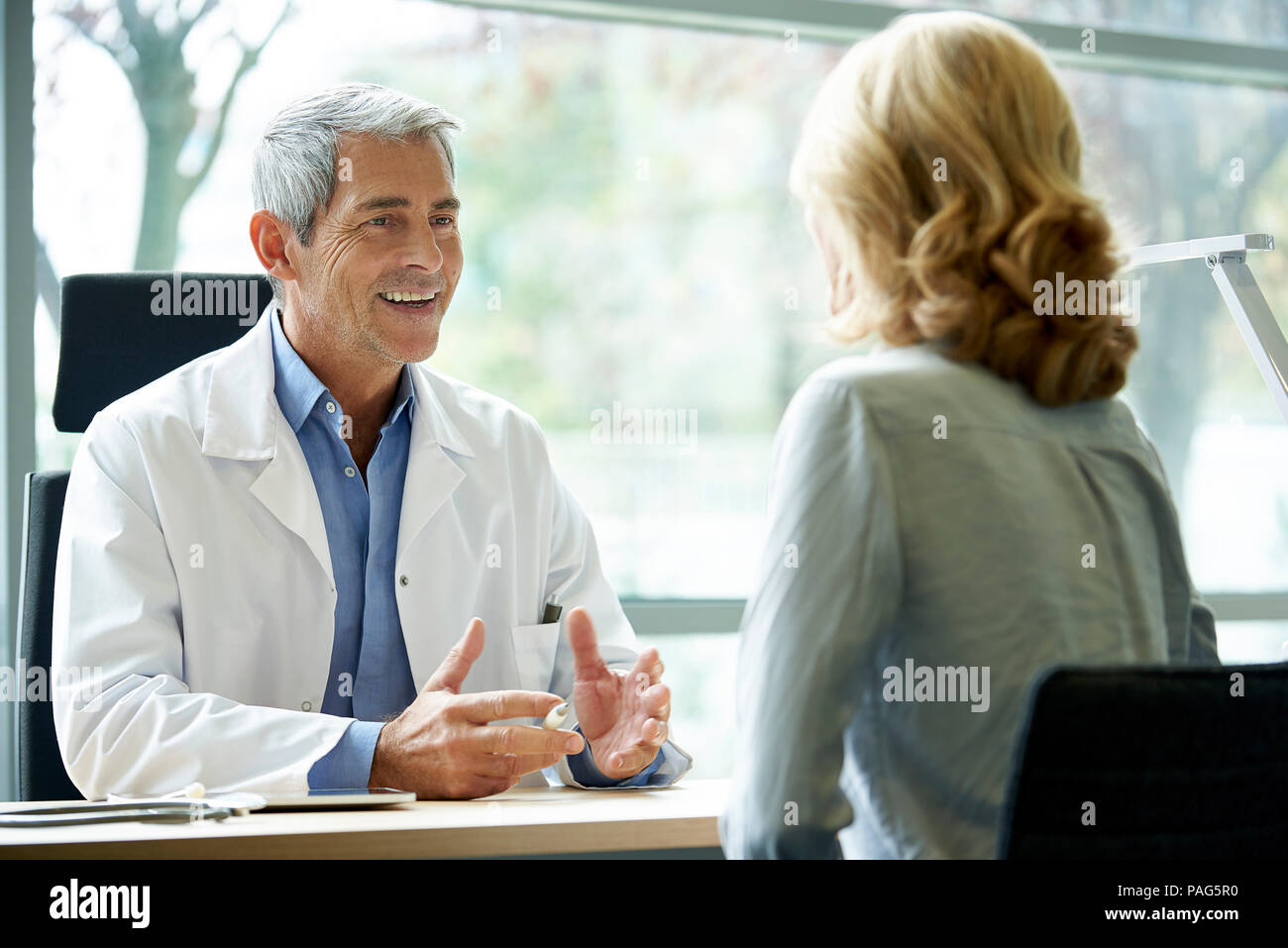Consulenza medico paziente in clinica Foto Stock