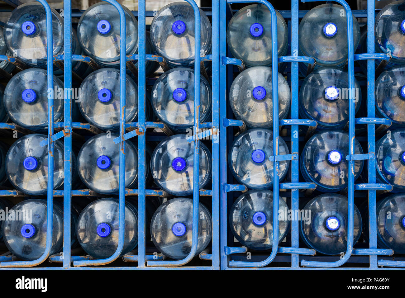 File di bottiglie per l'acqua disposti nel magazzino Foto Stock