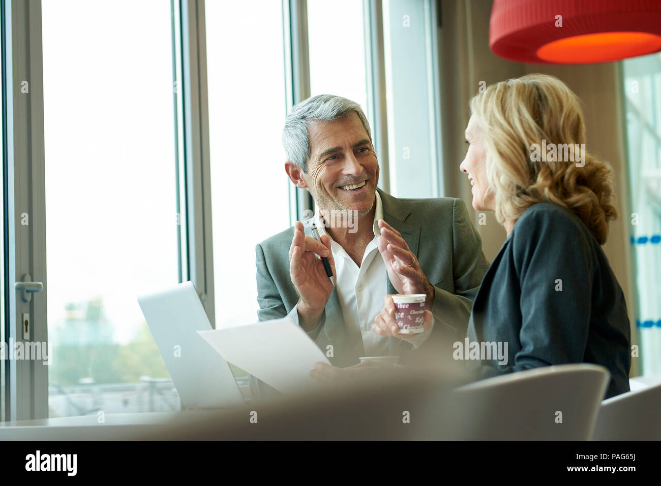 Gli imprenditori che lavorano in caffetteria Foto Stock