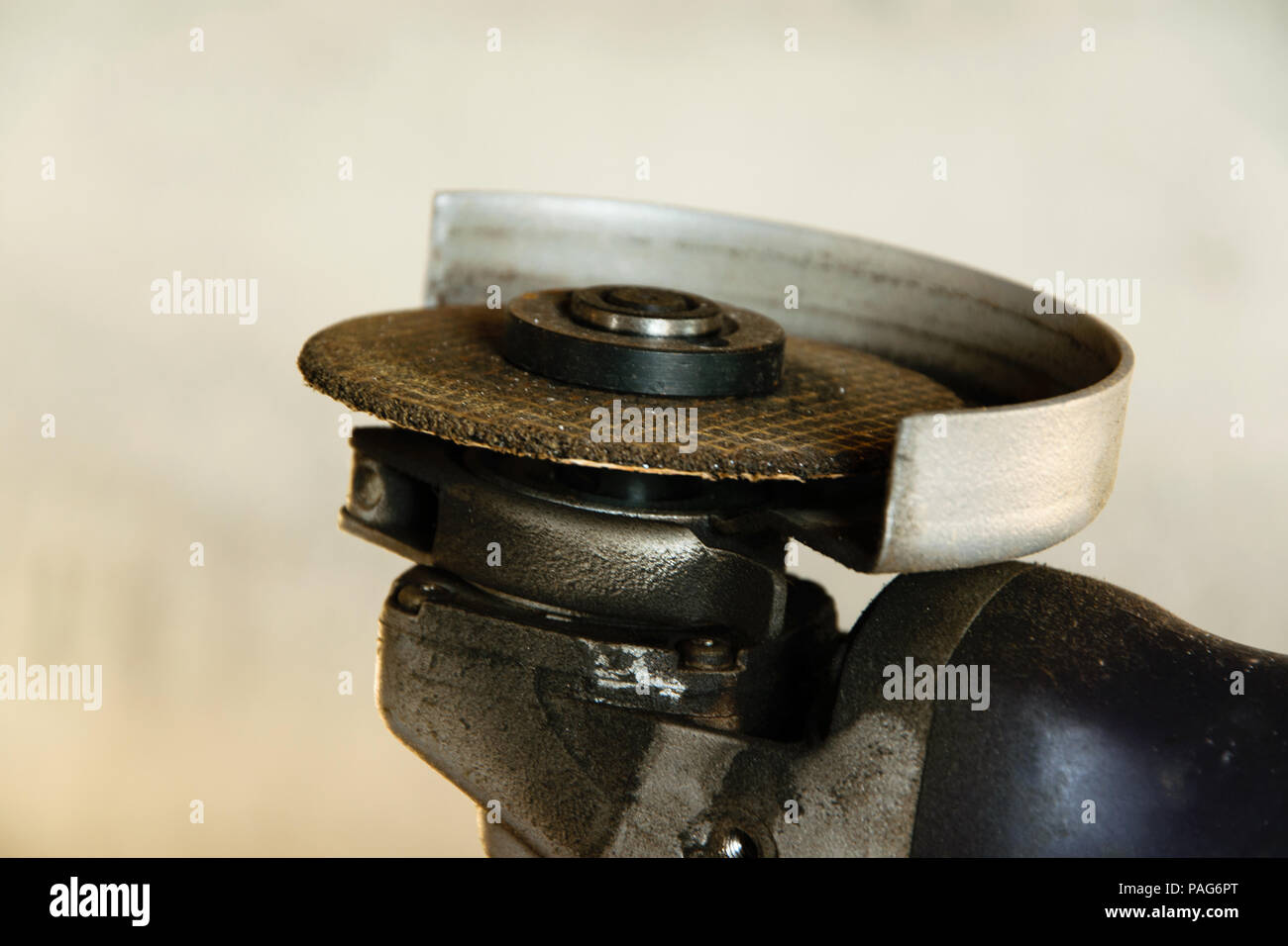 Utensile Per liare L Acciaio Mola In Officina Foto Stock Alamy