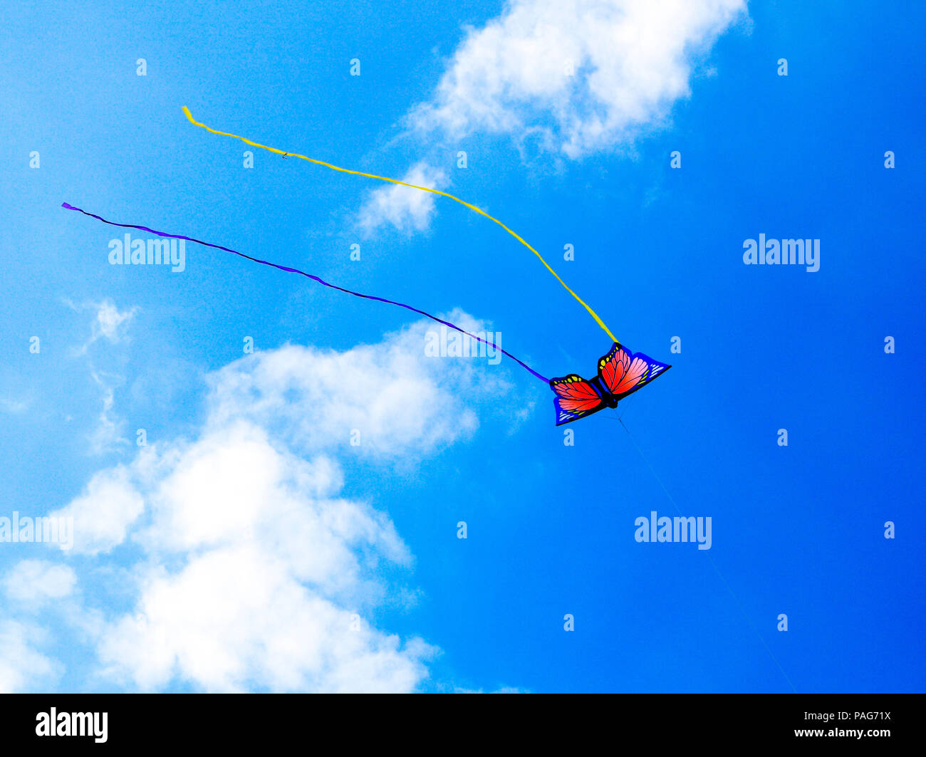 Flying Butterfly Kite, colorata, multi colori, Streamers, cielo blu', Colore, Hunstanton beach Foto Stock