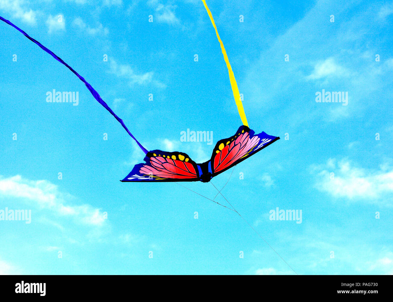 Flying Butterfly Kite, colorato, multicolore, streamers, cielo blu', Color, Hunstanton Beach, Norfolk, Inghilterra Foto Stock