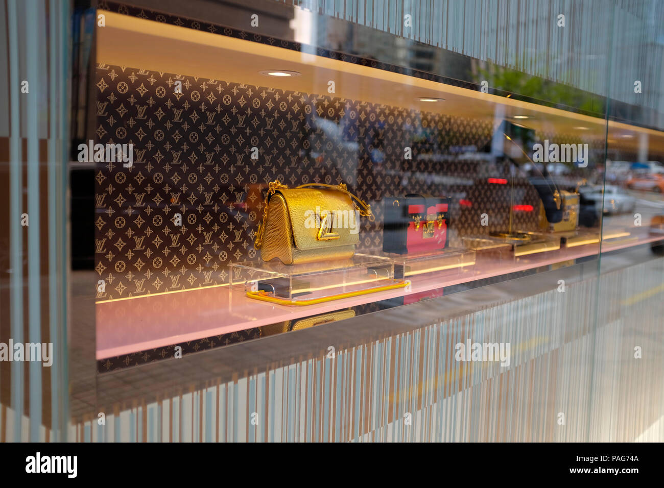 Scarpe da donna e borsette sul display del Louis Vuitton negozio di lusso di finestra, Seoul, Corea del Sud. Foto Stock