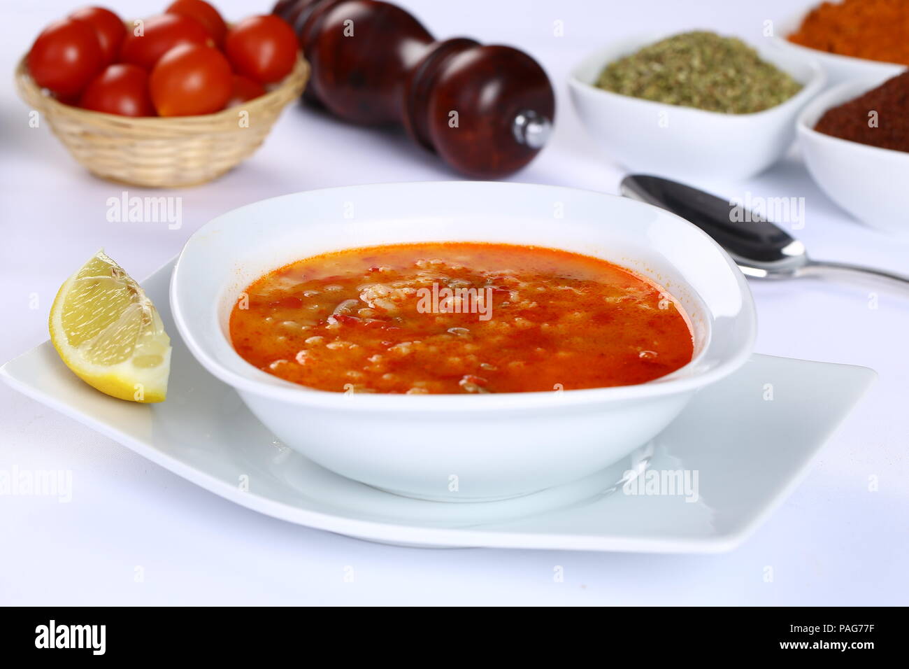 Rosso, zuppa di lenticchie servita , ezogelin corbasi Foto Stock