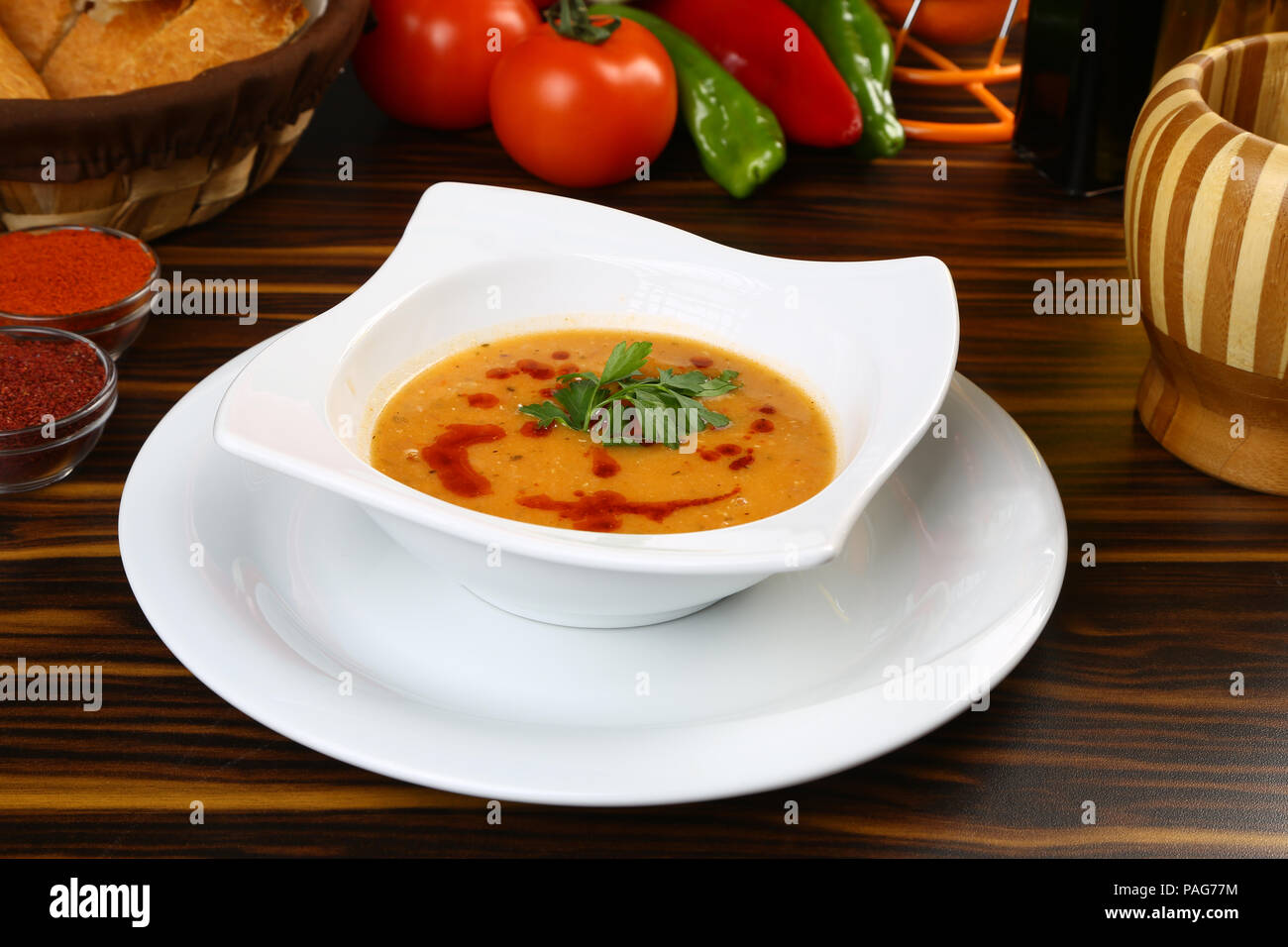 Rosso, zuppa di lenticchie servita , ezogelin corbasi Foto Stock