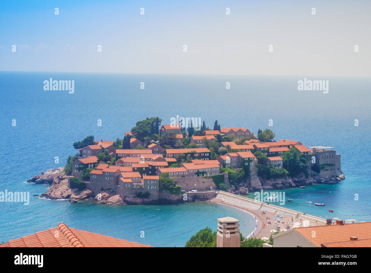 Incredibile vista aerea su Sveti Stefan isola città. Un piccolo isolotto e resort in Montenegro. Balcani, mare Adriatico, l'Europa. Giornata di sole sulla spiaggia. Foto Stock