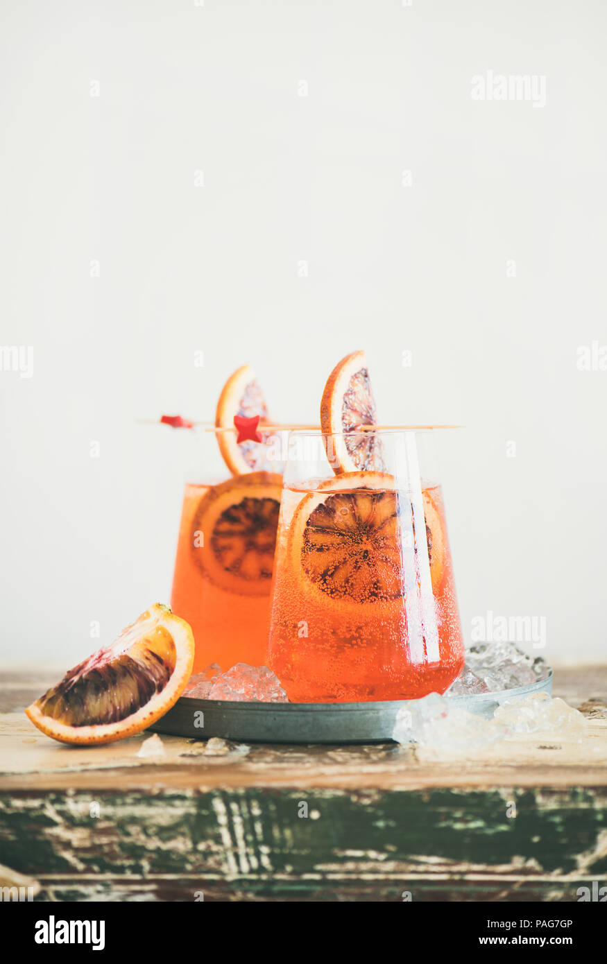 Aperol Spritz alcool bere cocktail con arancia e ghiaccio Foto Stock