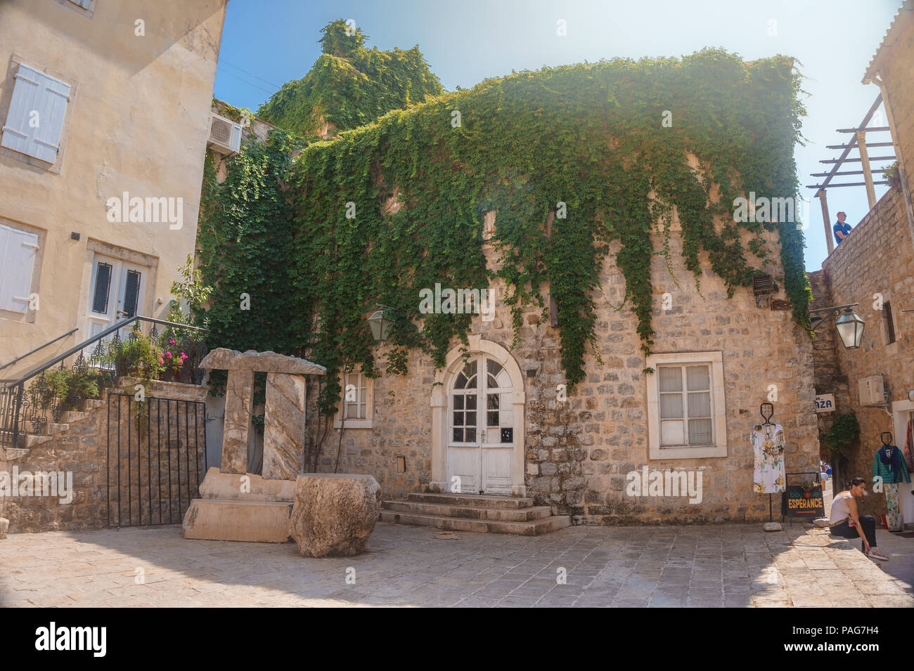 Storico di vecchi edifici in pietra e decorate le strade della città antica, Budva Montenegro. Vista panoramica nella città di Budva, Montenegro, l'Europa. Foto Stock