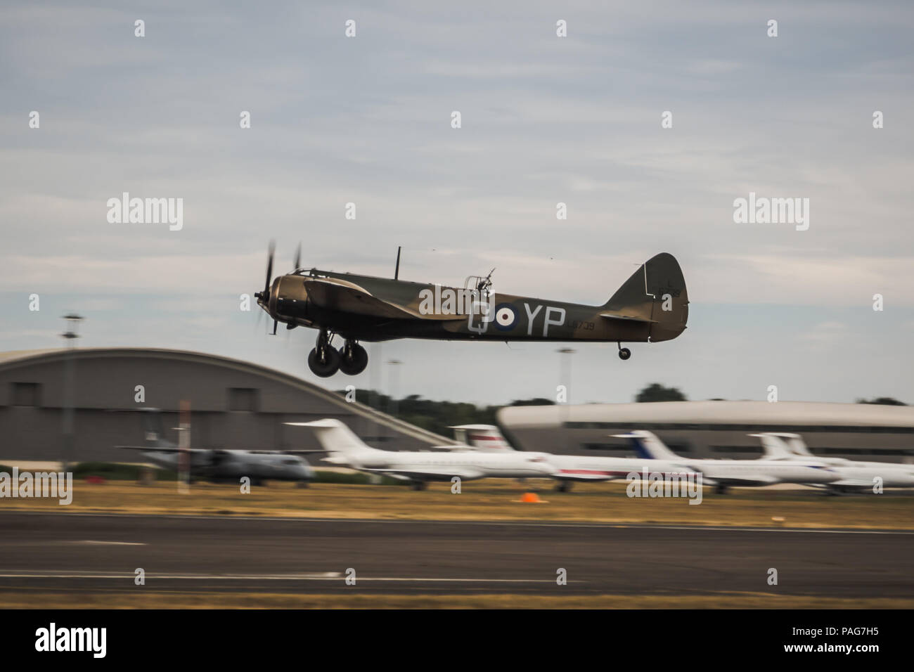 Il Bristol compagnia aereo Bristol Blenheim display in Farnborough Airshow internazionale 2018. Foto Stock