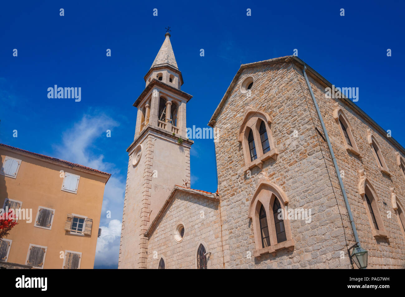 San Giovanni nella cattedrale di Budva città costiera in Montenegro contro un profondo cielo blu. Foto Stock