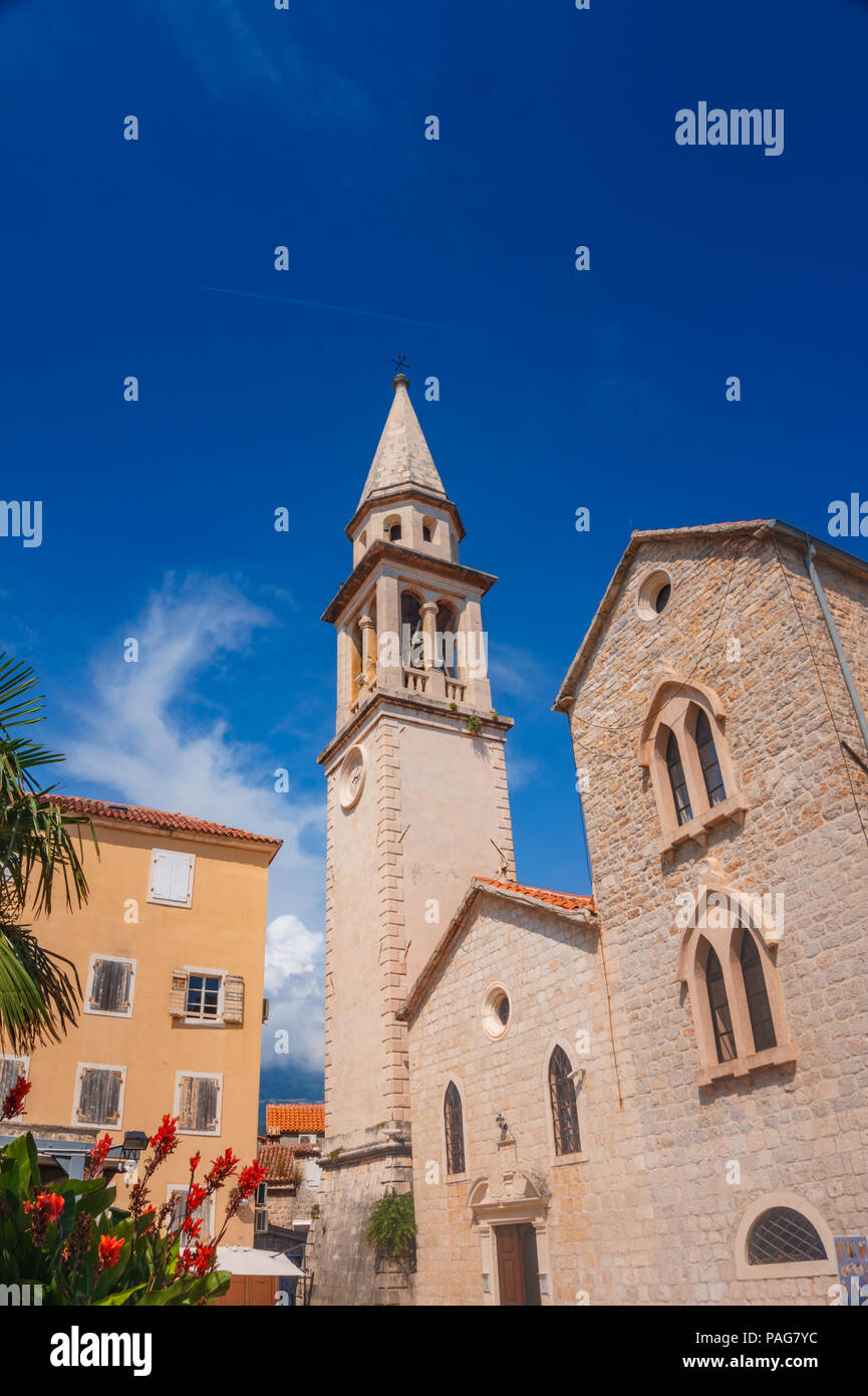 San Giovanni nella cattedrale di Budva città costiera in Montenegro contro un profondo cielo blu. Foto Stock