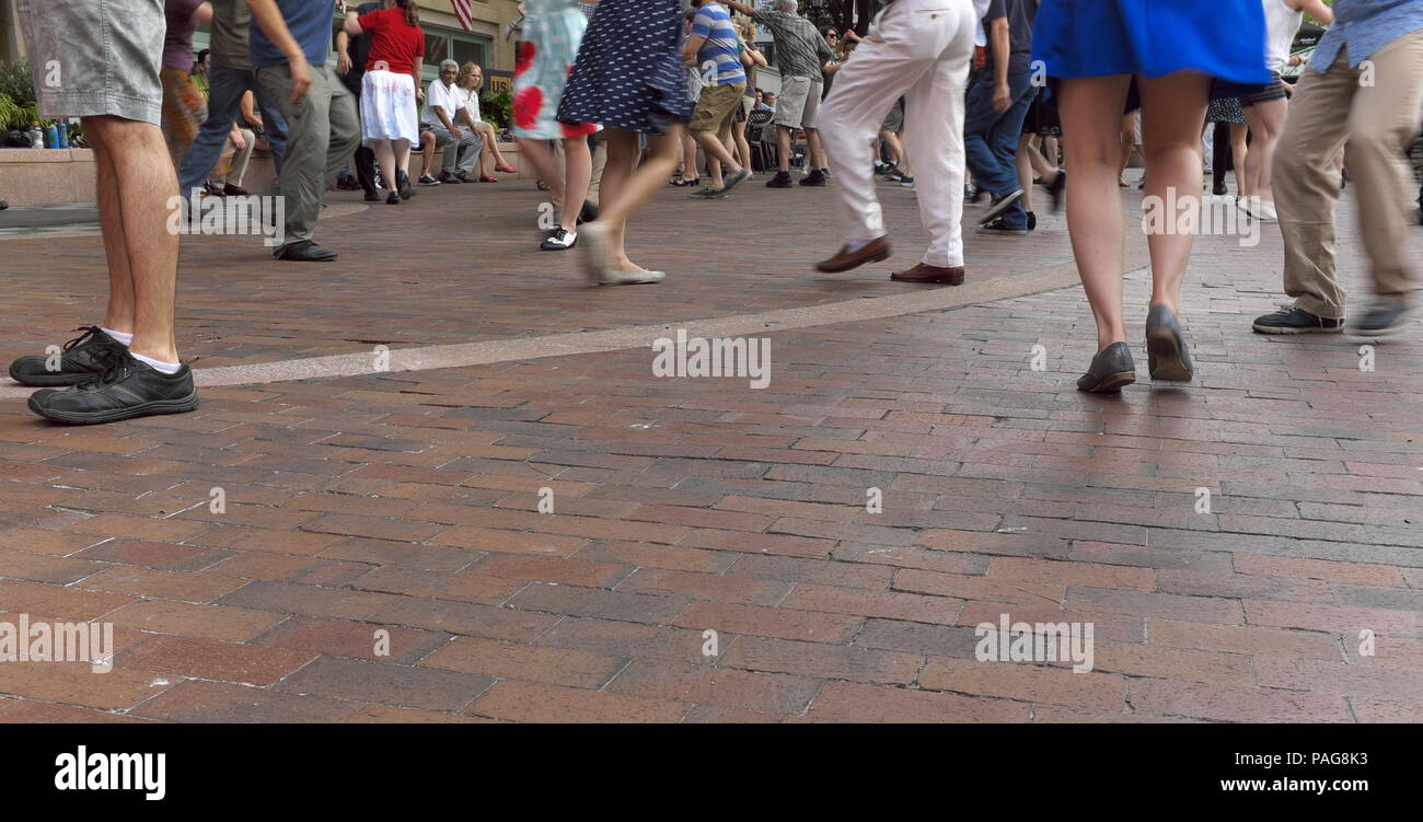 Persone i piedi sono mostrati in corrispondenza di un outdoor concerto swing dove una folla si prende la strada per la danza all'aperto per la musica dal vivo nel centro di Cleveland, Ohio, Stati Uniti d'America Foto Stock