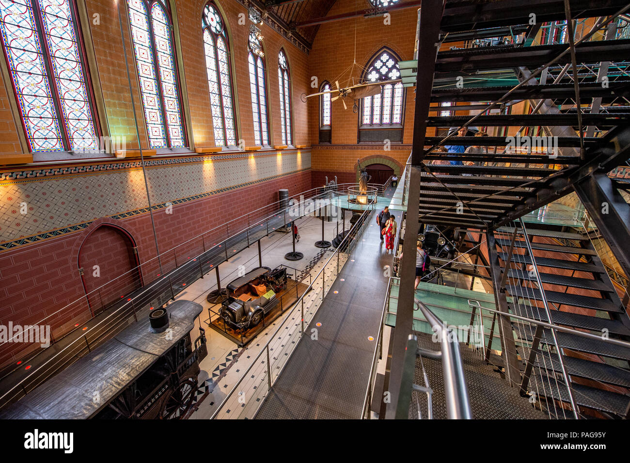 Nella ex chiesa di St-Martin-des-Champs Priory (e ora il Musée des Arts et Métiers) vengono visualizzate per automobili, aeroplani, il pendolo di Foucault. Foto Stock