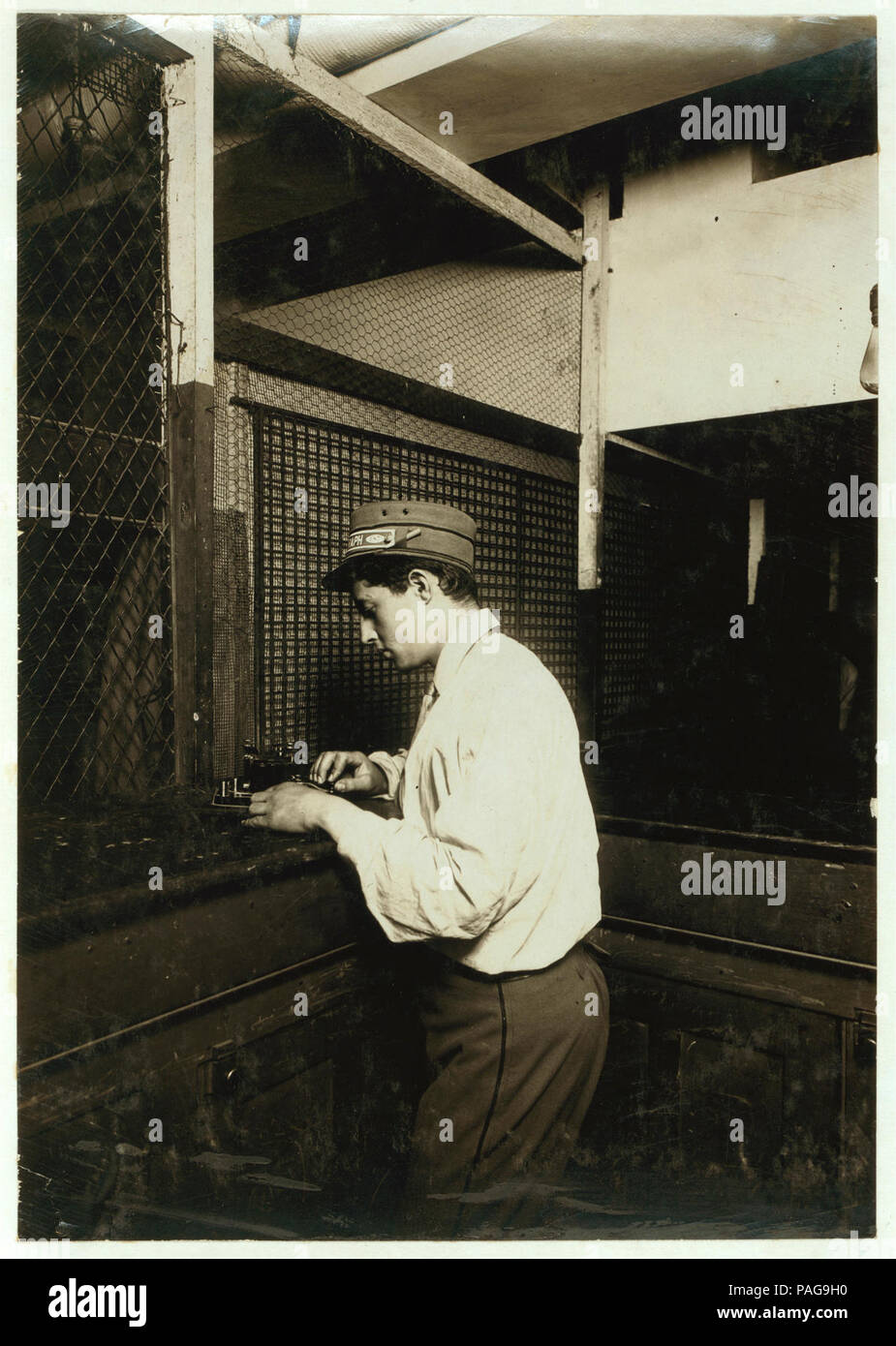 Un telegrafo postale boy learning per inviare messaggi durante i momenti di ricambio. Ufficio principale, 253 B'(road)modo. Foto Stock