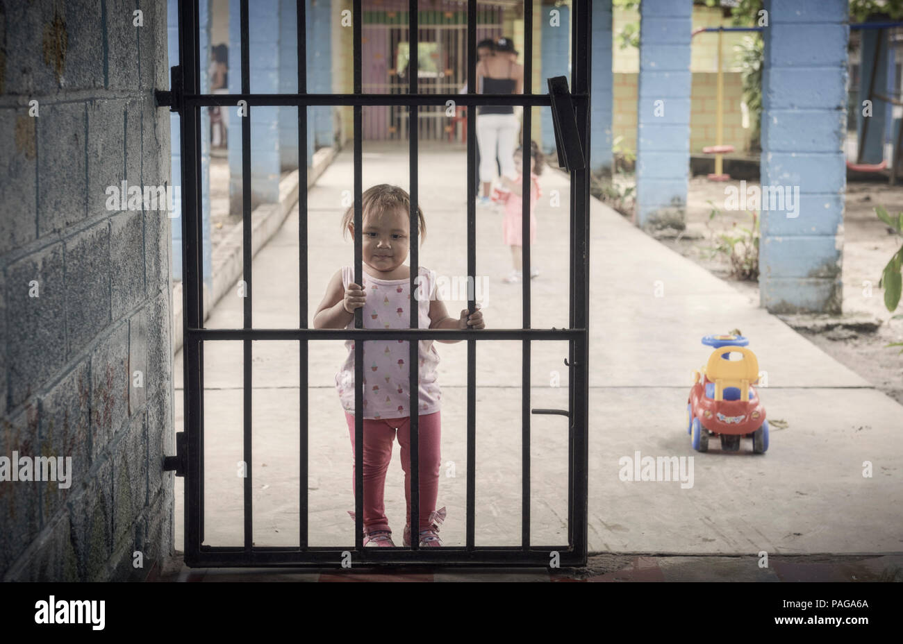 Giocattoli appesi all interno del carcere è sottoutilizzata Kindergarten room Foto Stock