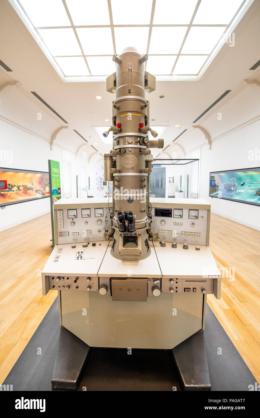 Siemens al microscopio elettronico a trasmissione, 1973 sul display al Musée des Arts et Métiers Foto Stock Siemens al microscopio elettronico a trasmissione, 1973 sul display al Musée des Arts et Métiers Foto Stock